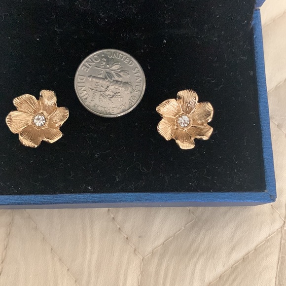 Gold flower studs NWOT CLEARANCE - Picture 4 of 5